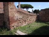 06783 ostia - regio i - insula ix - caseggiato dietro la curia (i,ix,1) - 6. laden von westen - bli ri suedosten - 09-2022.jpg